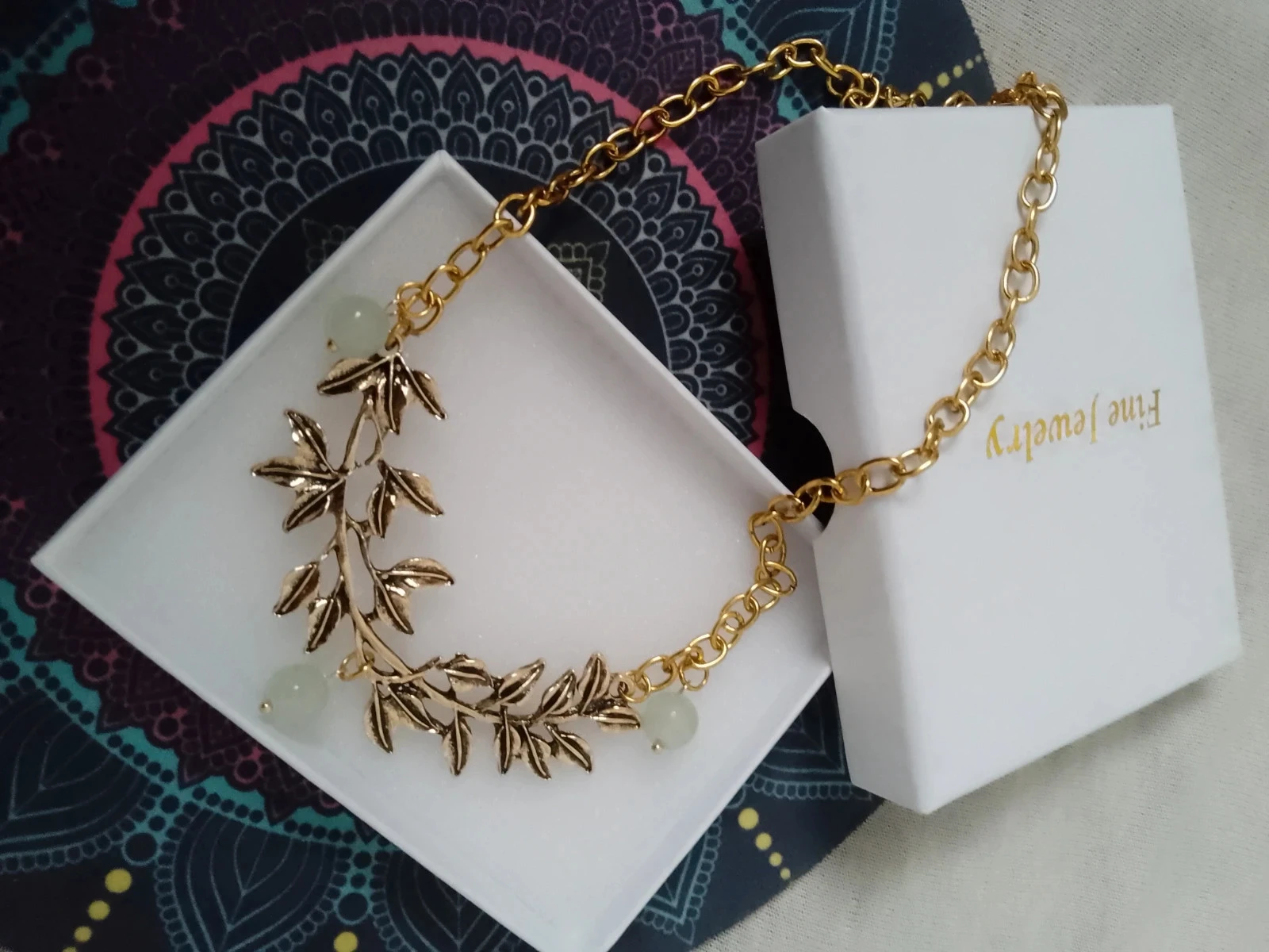 Collier bohème feuilles dorées et pierres naturelles de jade vert